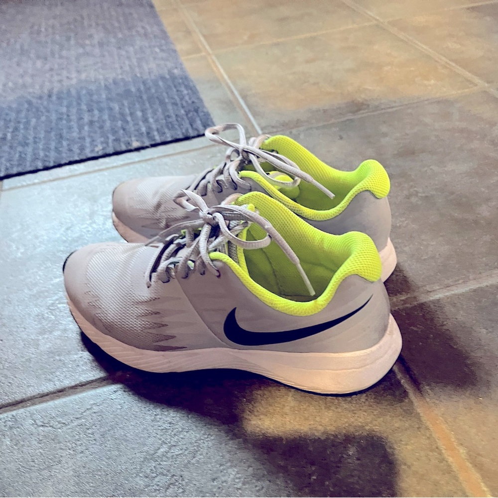 Nike sneakers size 6 women / 4.5 kids